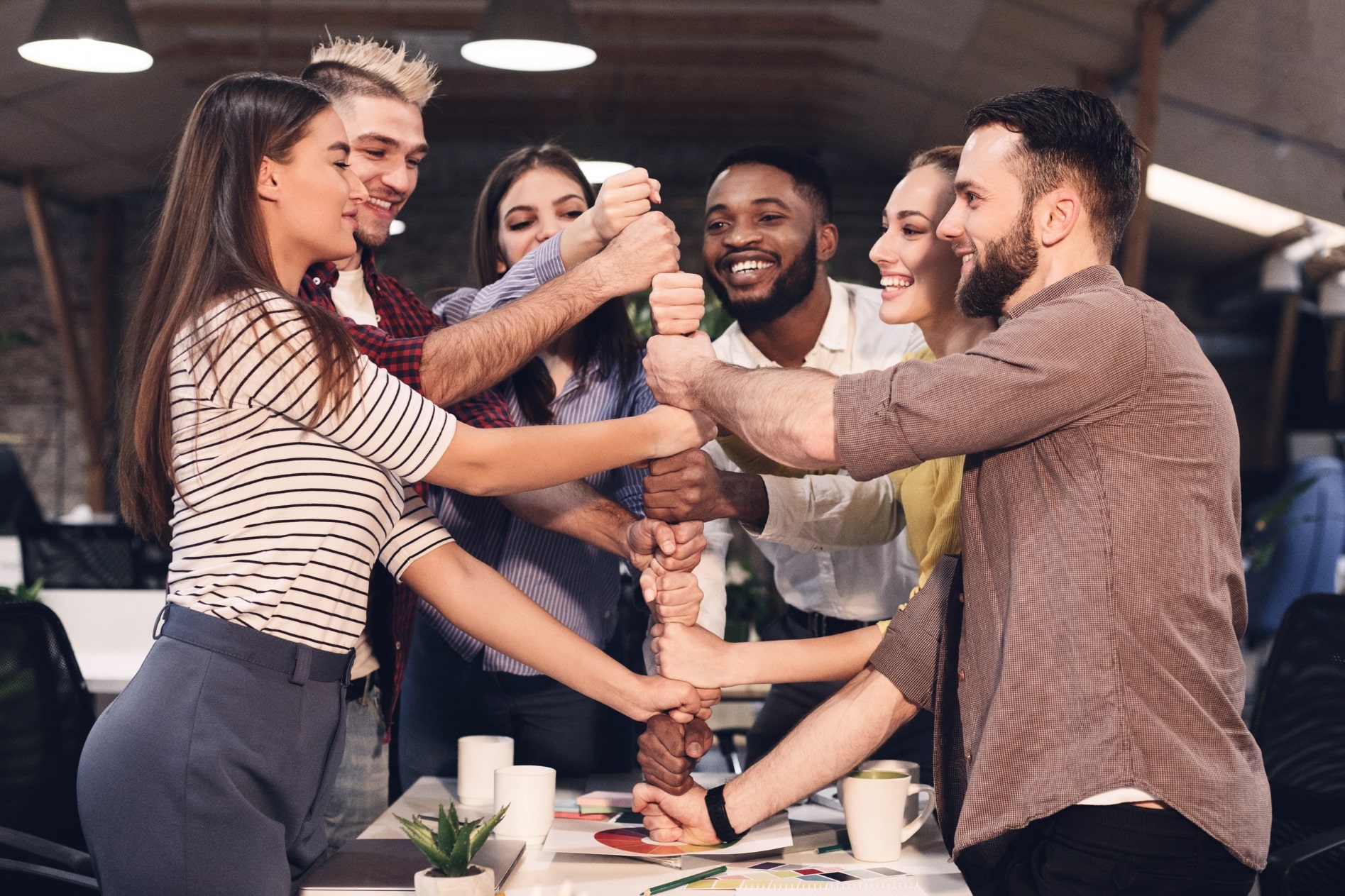 Pendant la saison, des collègues célèbrent une bonne nouvelle au cours d'un apéritif - Talent Seasons - www.talent-seasons.com .